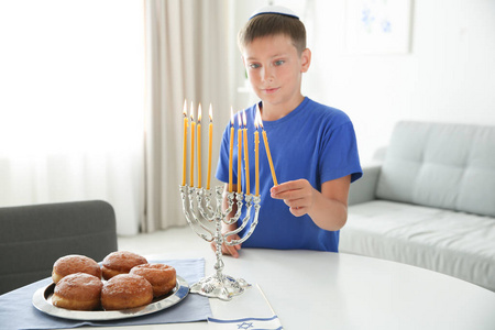 在家里的犹太男孩闪电烛台
