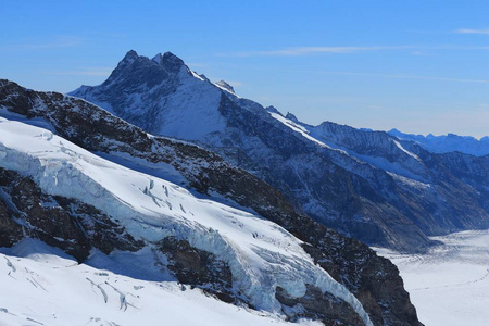 从少女山冈，瑞士的视图。冰川与大裂缝