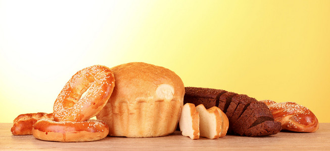黄色背景的烤面包分类