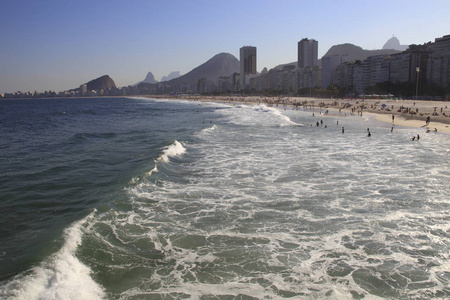 里约热内卢海滩的人们放松