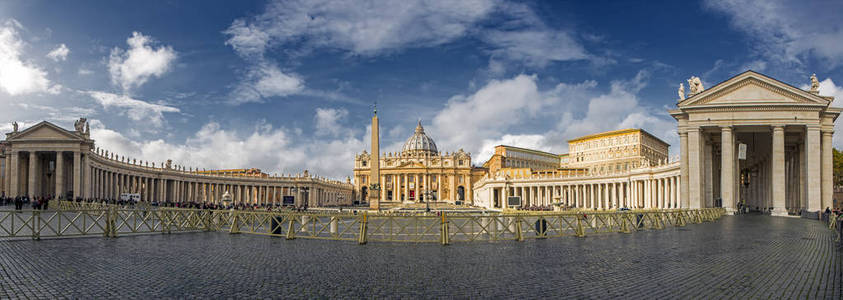 圣彼得广场的全景对戏剧性天空背景在梵蒂冈, 意大利