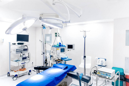 医疗设备和工业灯在现代医院的手术室。医院室内设计概念