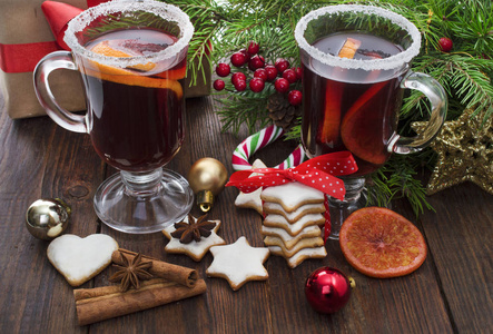 圣诞节酝酿葡萄酒 饼干 香料和饰品
