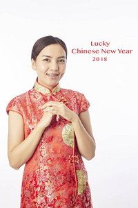 快乐中国新年肖像亚洲华人女孩祝福, 在传统的红色旗袍站在平原背景, 幸运的中国新年2019