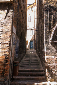 乌尔比诺, 意大利2017年8月9日 狭窄的石台阶在住宅大厦之间