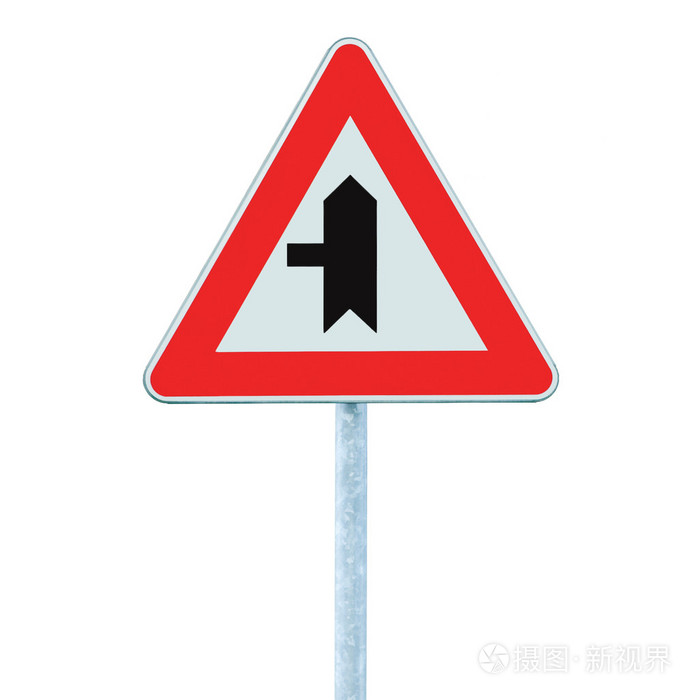 十字路口警告主要道路标志,杆左隔离