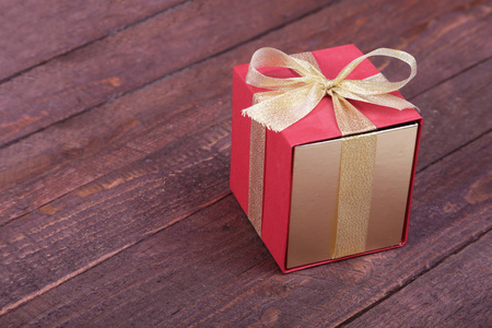 礼品盒用木背景上的蝴蝶结