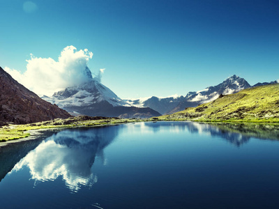 在湖里弗尔稀，采尔马特，瑞士马特宏峰的反映