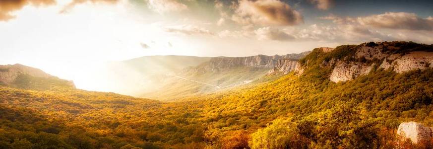 Tyshlar 岩石视图从 Ilyas Kaya 山 Laspi, 克里米亚, 乌克兰