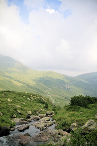 艰苦跋涉，徒步旅行 trek的现在分词  尤指在山中远足，徒步旅行，游山玩水