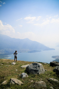 艰苦跋涉，徒步旅行 trek的现在分词  尤指在山中远足，徒步旅行，游山玩水