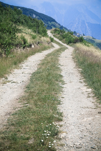 艰苦跋涉，徒步旅行 trek的现在分词  尤指在山中远足，徒步旅行，游山玩水