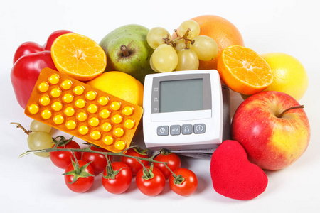 血压监测仪蔬菜水果和医疗药片