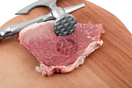 新鲜猪排上的切肉刀