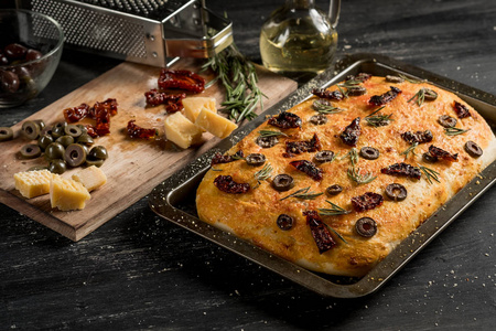 自制披萨配橄榄油芝士意大利腊肠和橄榄在木桌上的砧板上, 复印空间