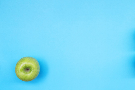 蓝色背景下鲜苹果彩色水果图案的顶部观