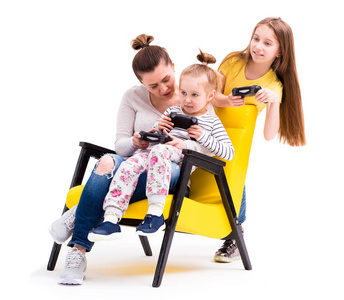 家庭和操纵杆玩电脑游戏