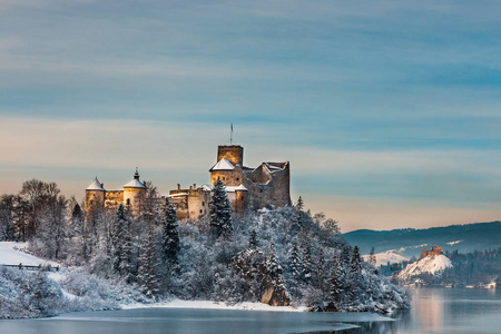 Niedzica 城堡的美丽的看法在一个冷若冰霜的晚上, 波兰