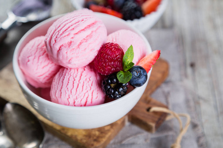 野莓冰淇淋与新鲜水果