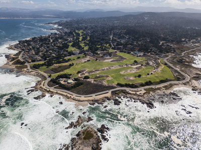 海洋和岩石海岸在加利福尼亚州蒙特雷的鸟瞰图