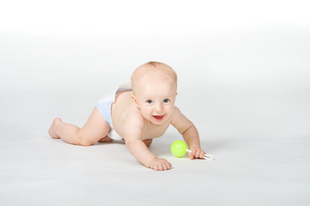 婴儿六个月，白色背景玩具