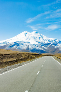 白天到山 Elbrus 的路