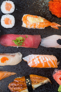 日本料理。设置在背景上的寿司