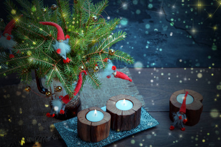 老式圣诞节或新年组成与圣诞树 木制蜡烛和侏儒。乡村风格