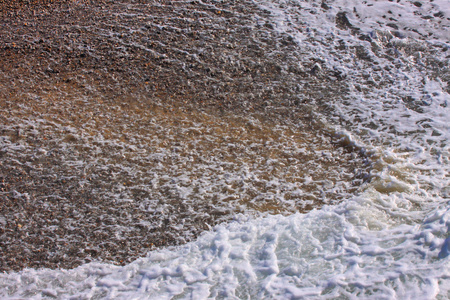埃特雷特卵石滩上的波浪和泡沫