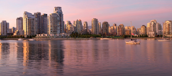 在Dusk的Vancver BC Skyline Along False Creek