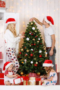 幸福家庭装饰圣诞松木