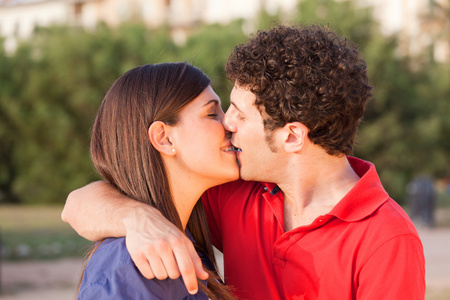 年轻夫妇接吻
