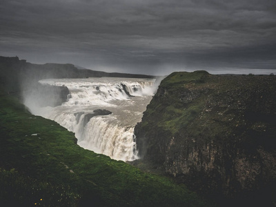 冰岛岩石之间的大雄伟 Gullfoss 瀑布