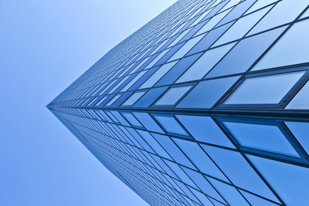 现代摩天大楼的玻璃立面