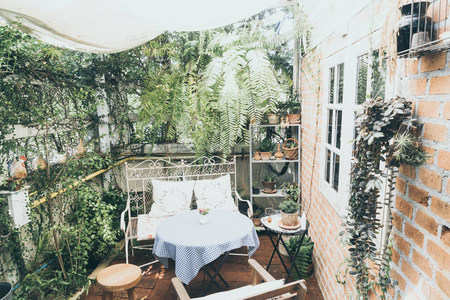 庭院空露天庭院桌和椅子装饰