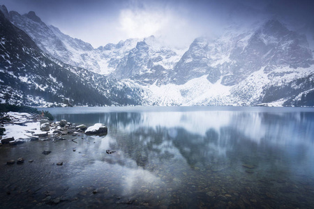 美丽的冬天在海湖的眼睛在 Tatra 山, 波兰