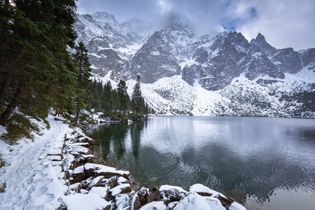 美丽的冬天在海湖的眼睛在 Tatra 山, 波兰