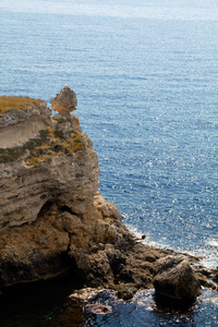 黑色海岸的岩石悬崖