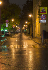 安静的城市街道在雨夜。背景