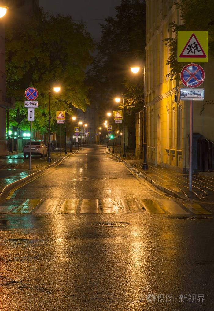 安静的城市街道在雨夜背景