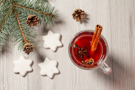 玻璃圣诞热葡萄酒与香料和饼干的木