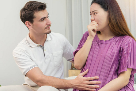 怀孕的妇女和丈夫是幸福的夫妇期待一个婴儿