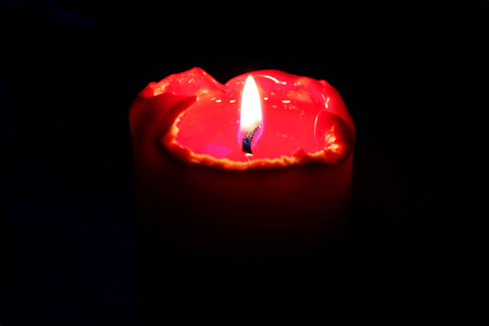 在仪式中, 红色的蜡烛在黑暗中燃烧