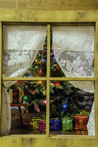 圣诞树通过窗口