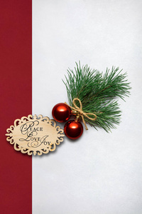 圣诞舞会在白色红色背景上有标志的圣诞装饰品的创意概念照片