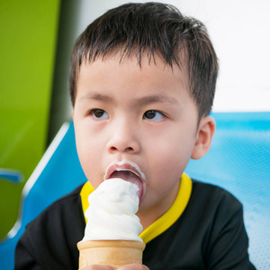 男孩吃冰淇淋锥, 关闭