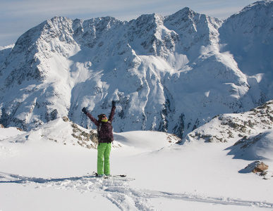 背景中的滑雪者山脉