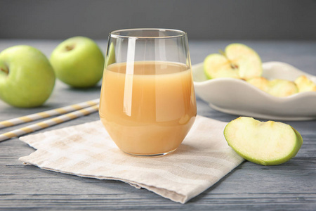 一杯美味的苹果汁在桌上