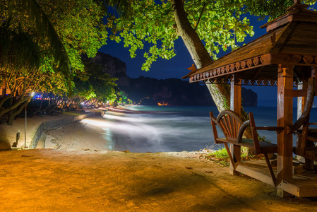 海边的木质凉亭和甲米度假村的夜景