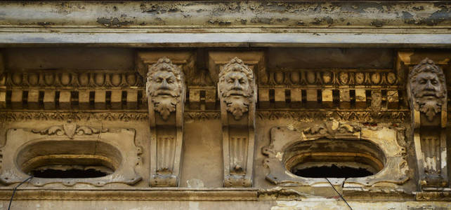 第十八世纪的老雕塑以人头的形式装饰着乌克兰利沃夫高层建筑的门面。